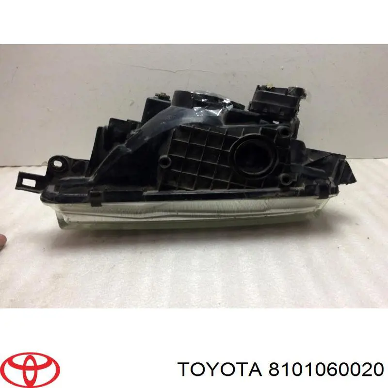 Фара права 8101060020 Toyota