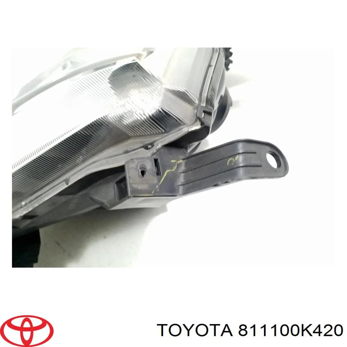 811100K420 Toyota Фара правая