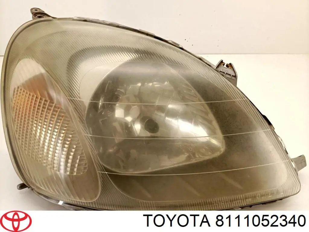 Фара правая Toyota 8111052340 ціна, від 39.21 USD