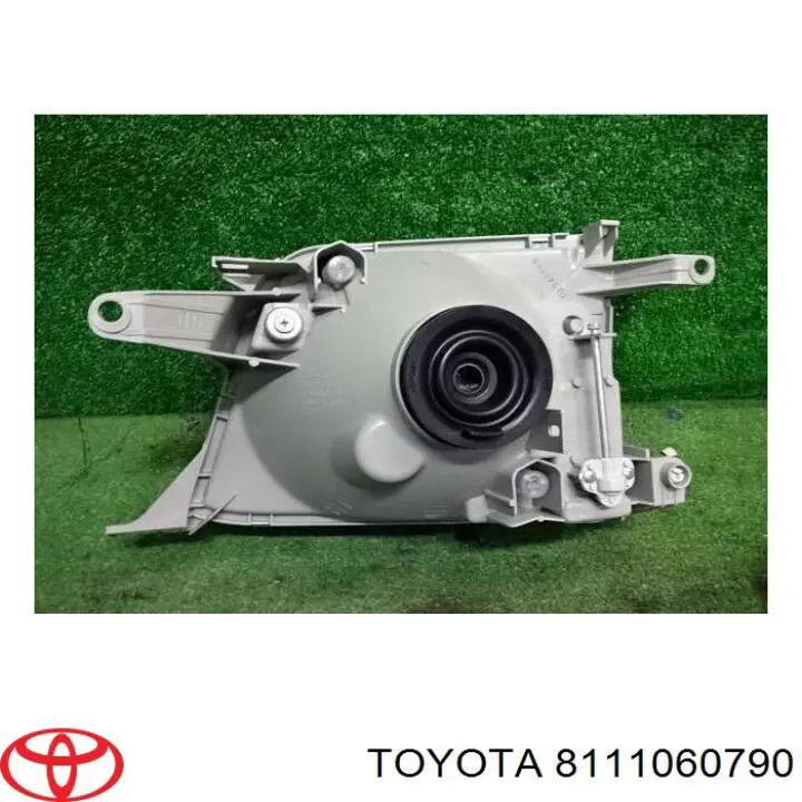 Купити 8111060790 Toyota Права блок фара