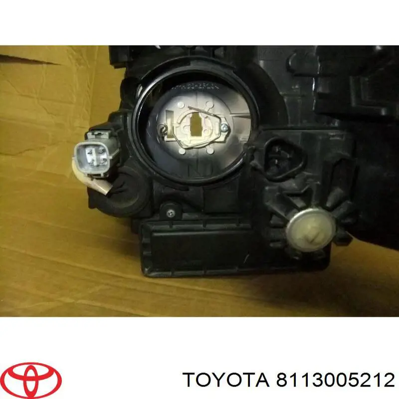 Права блок фара Toyota 8113005210 ціна, від 50.68 USD