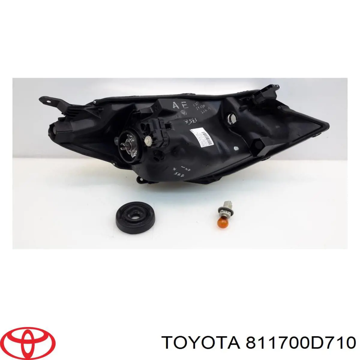 811700D710 Toyota Фара дальнього світла в зборі