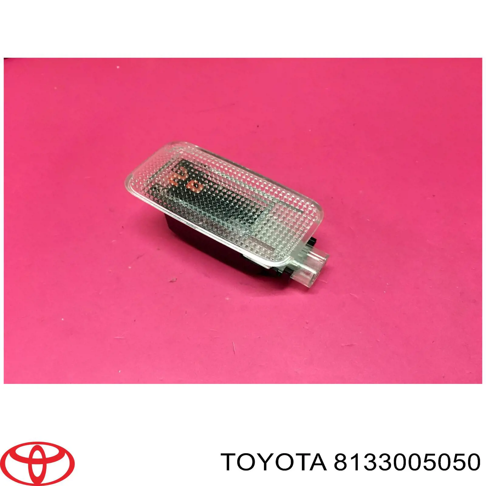 Купити 8133005050 Toyota Лампа підсвічування в двері, передньої правої