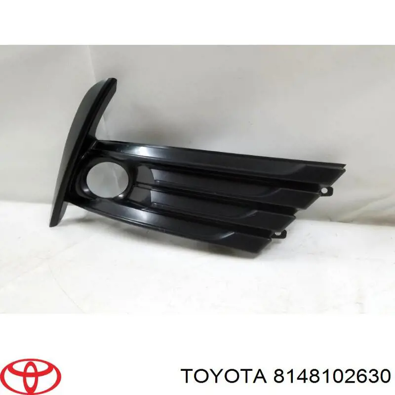 Заглушка/ решітка протитуманних фар бампера переднього, права Toyota Corolla (E18) (Тойота Королла)
