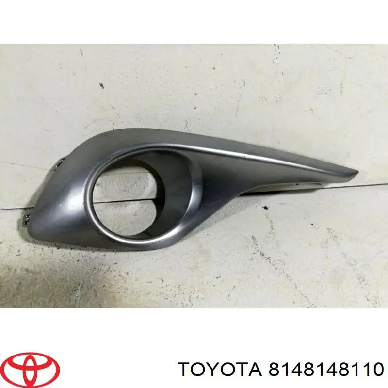 8148148110 Toyota Ободок/окантовка фари протитуманной, правий
