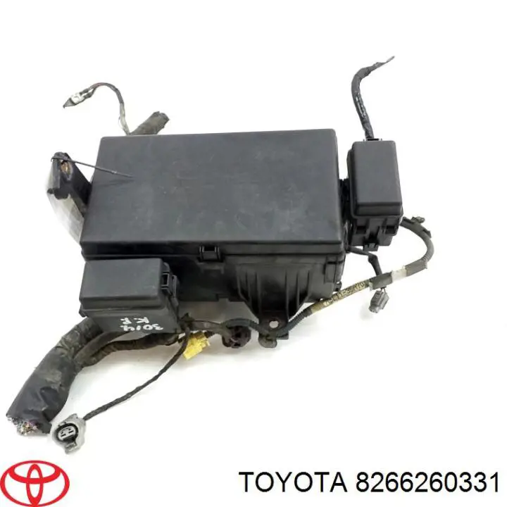 Кришка блока запобіжників на Toyota Land Cruiser (J12)