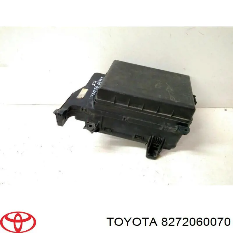 Блок запобіжників на Toyota Land Cruiser (J10)