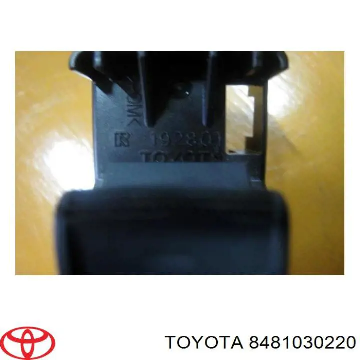 8481030220 Toyota кнопка вмикання двигуна склопідіймача передня права