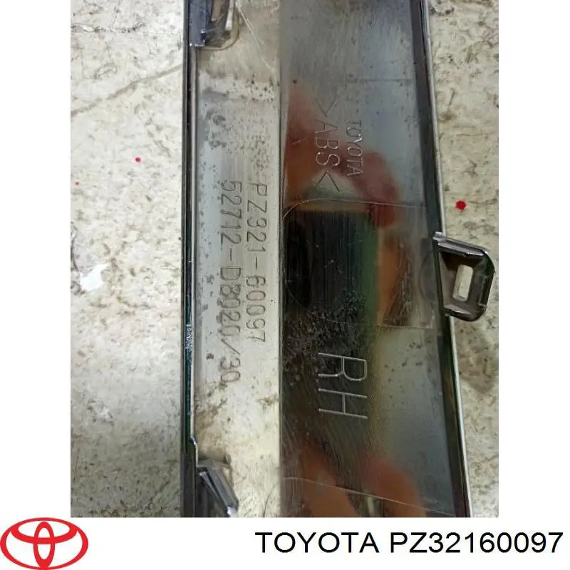 PZ32160097 Toyota Молдинг переднього бампера, правий