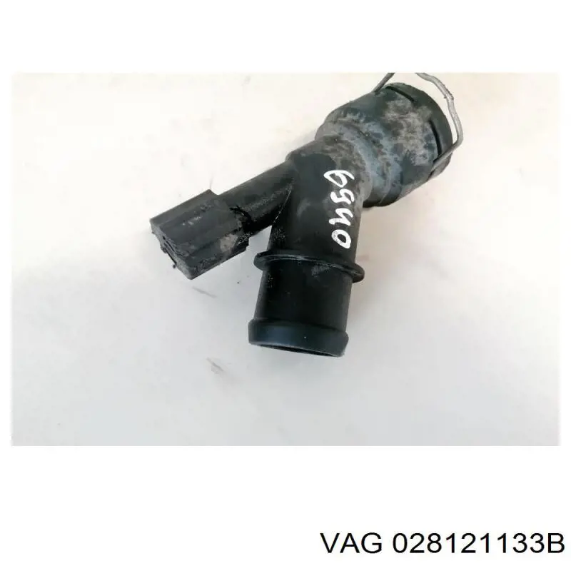 028121133B VAG Водяний патрубок