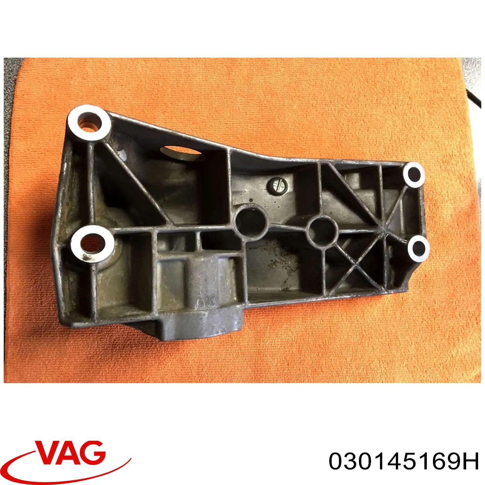 Купити 030145169H VAG Кронштейн генератора
