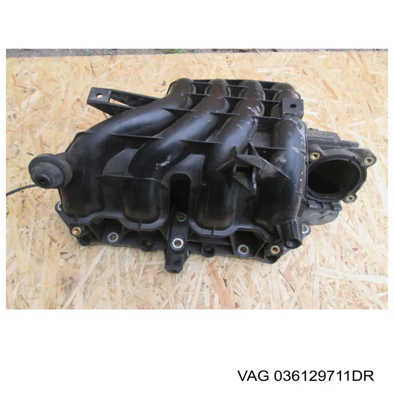 036129711DR VAG Колектор впускний