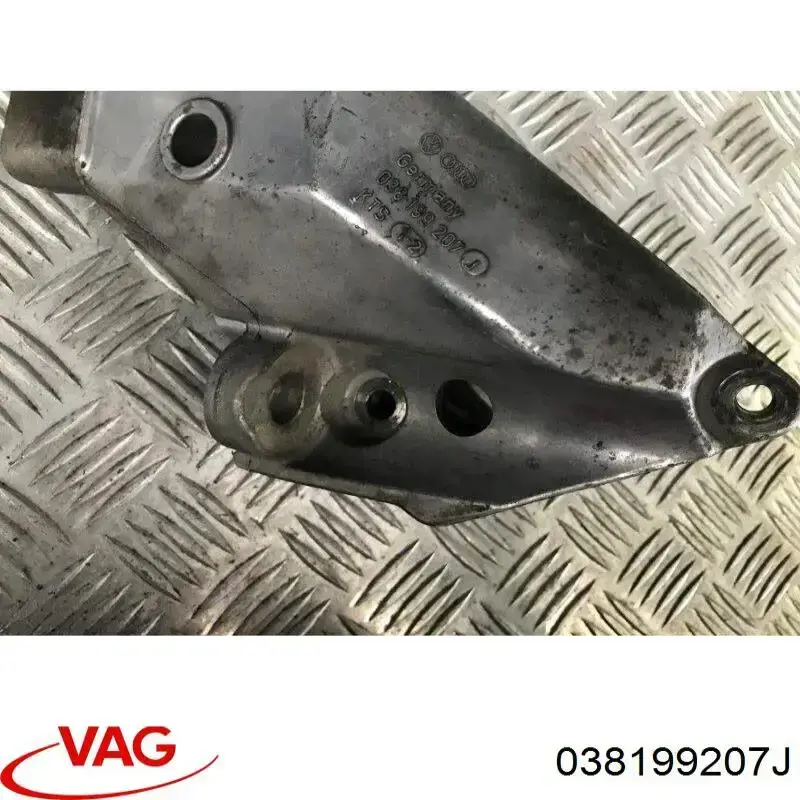 Купити 038199207J VAG Кронштейн подушки (опори) двигуна, правої