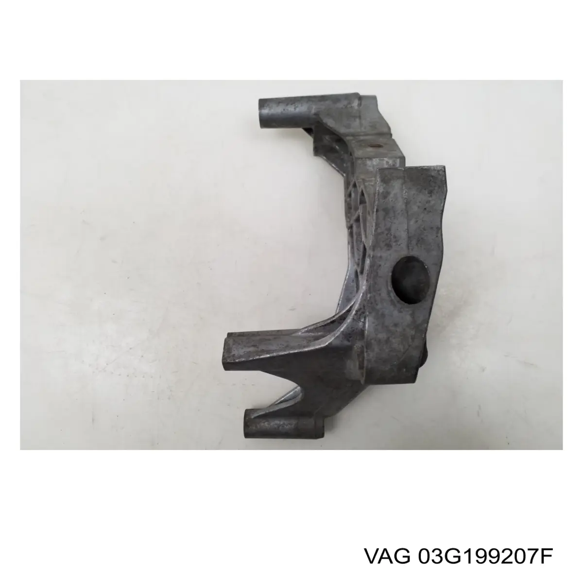Купити 03G199207F VAG Кронштейн подушки (опори) двигуна, правої