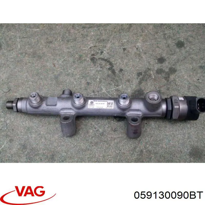 Розподільник палива (рампа) правий 059130090BT VAG