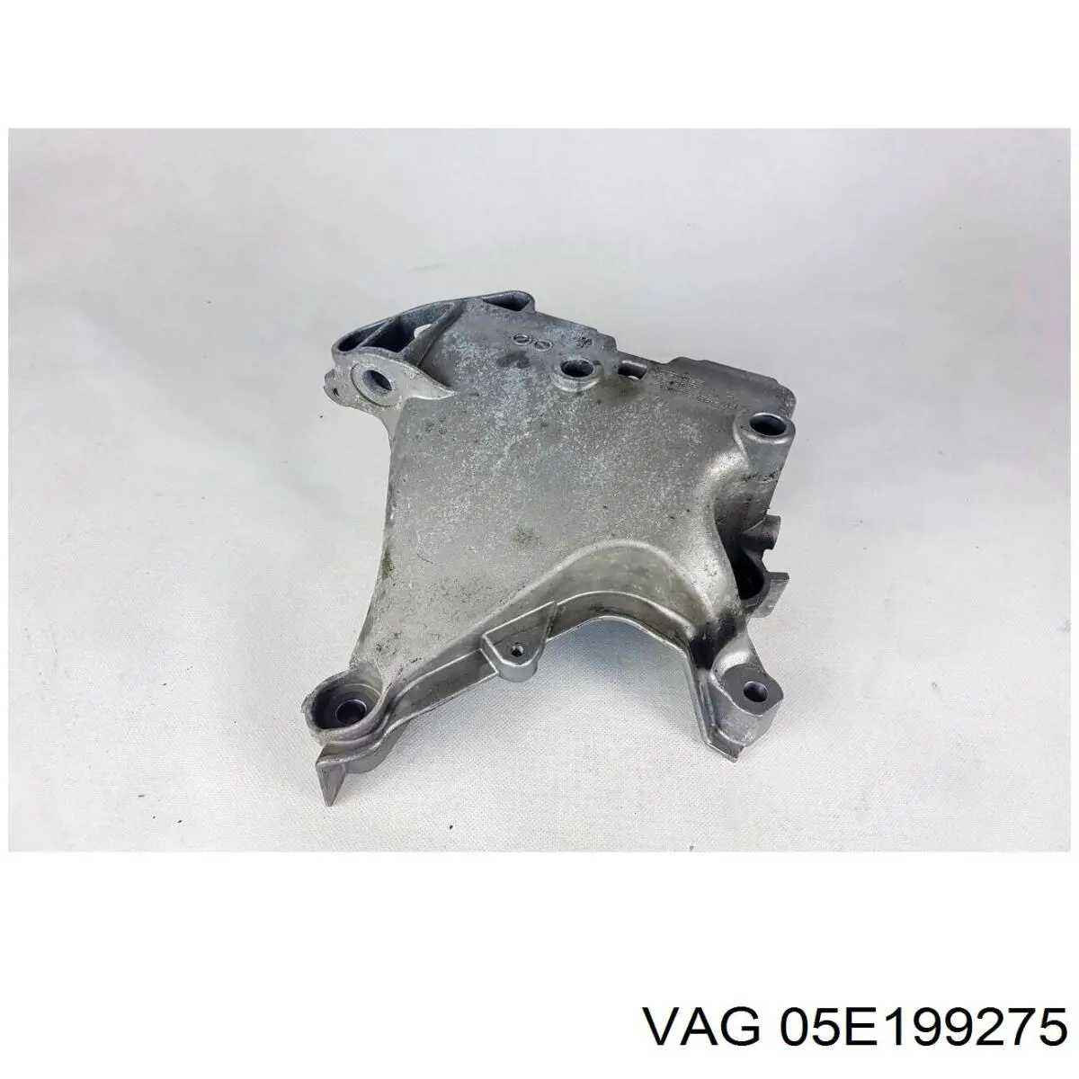 05E199275 VAG Кронштейн подушки (опори) двигуна, правої