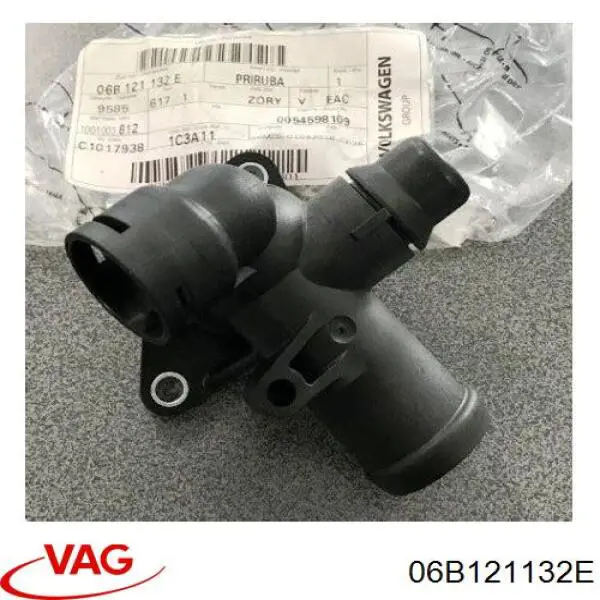 Водяний патрубок VAG 06B121132E