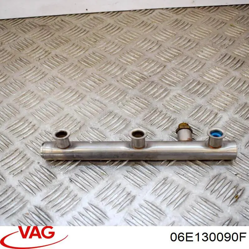 Розподільник палива (рампа), правий VAG 06E130090F