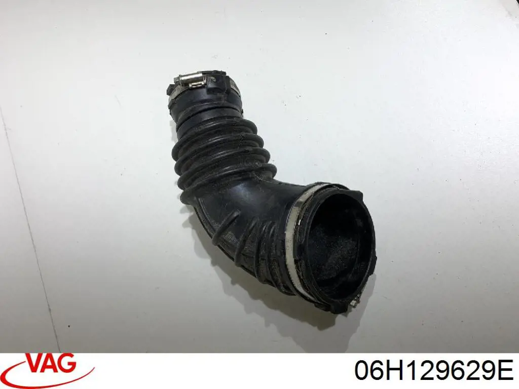 Купити 06H129629E VAG Патрубок повітряний, вихід повітряного фільтра