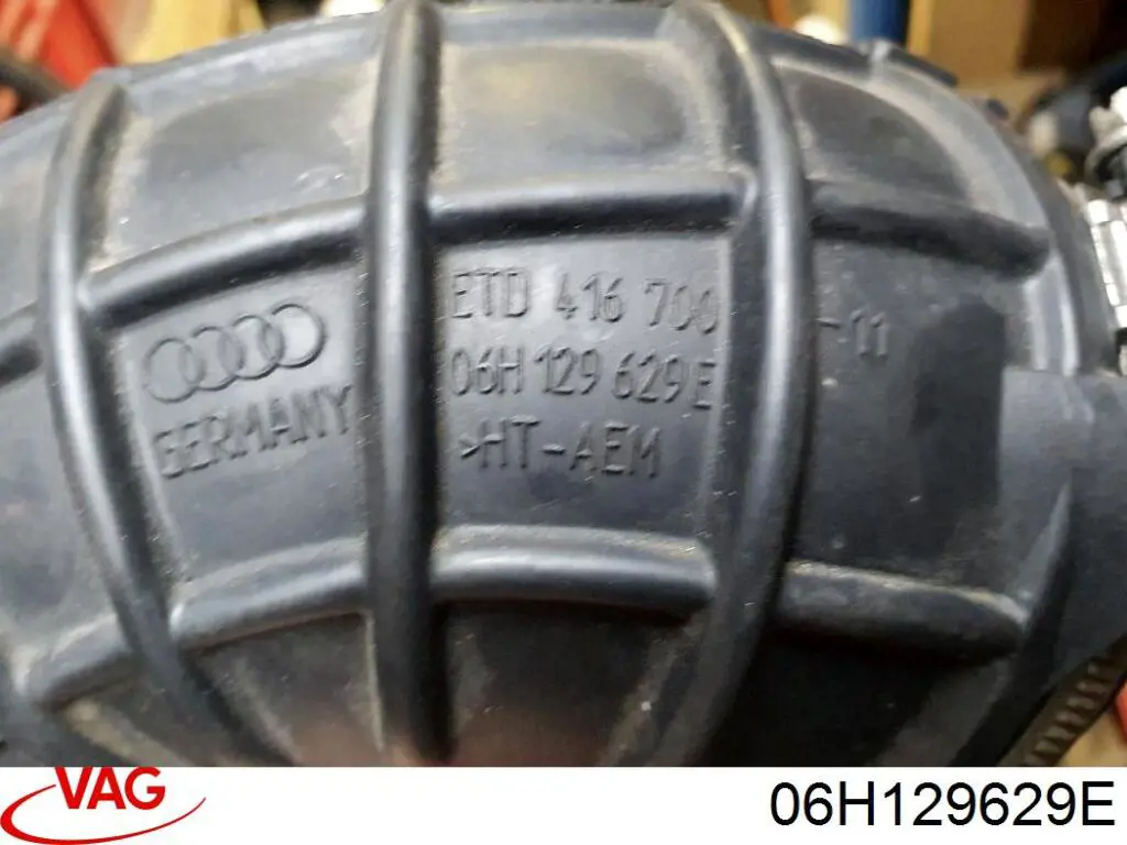 06H129629E VAG Патрубок повітряний, вихід повітряного фільтра