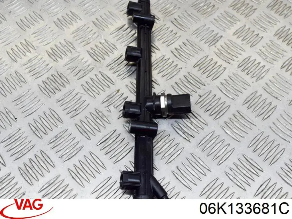 Розподільник палива VAG 06K133681C