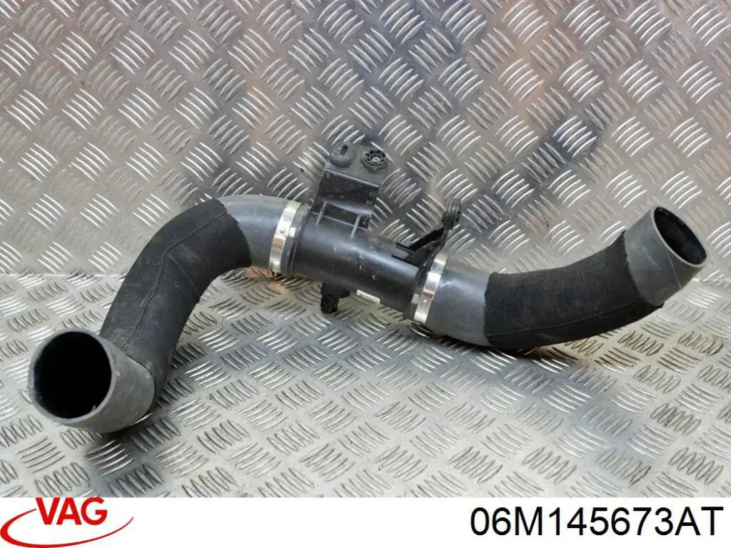 Шланг/патрубок интеркуллера VAG 06M145673AT ціна, від 111.00 USD