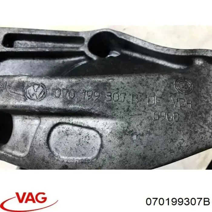 Купити 070199307B VAG Кронштейн подушки (опори) двигуна, лівої
