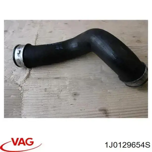 Купити 1J0129654S VAG Патрубок повітряний, вхід в турбіну (наддув)