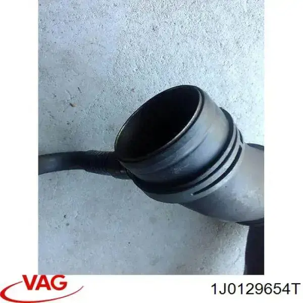 Купити 1J0129654T VAG Патрубок повітряний, вхід в турбіну (наддув)