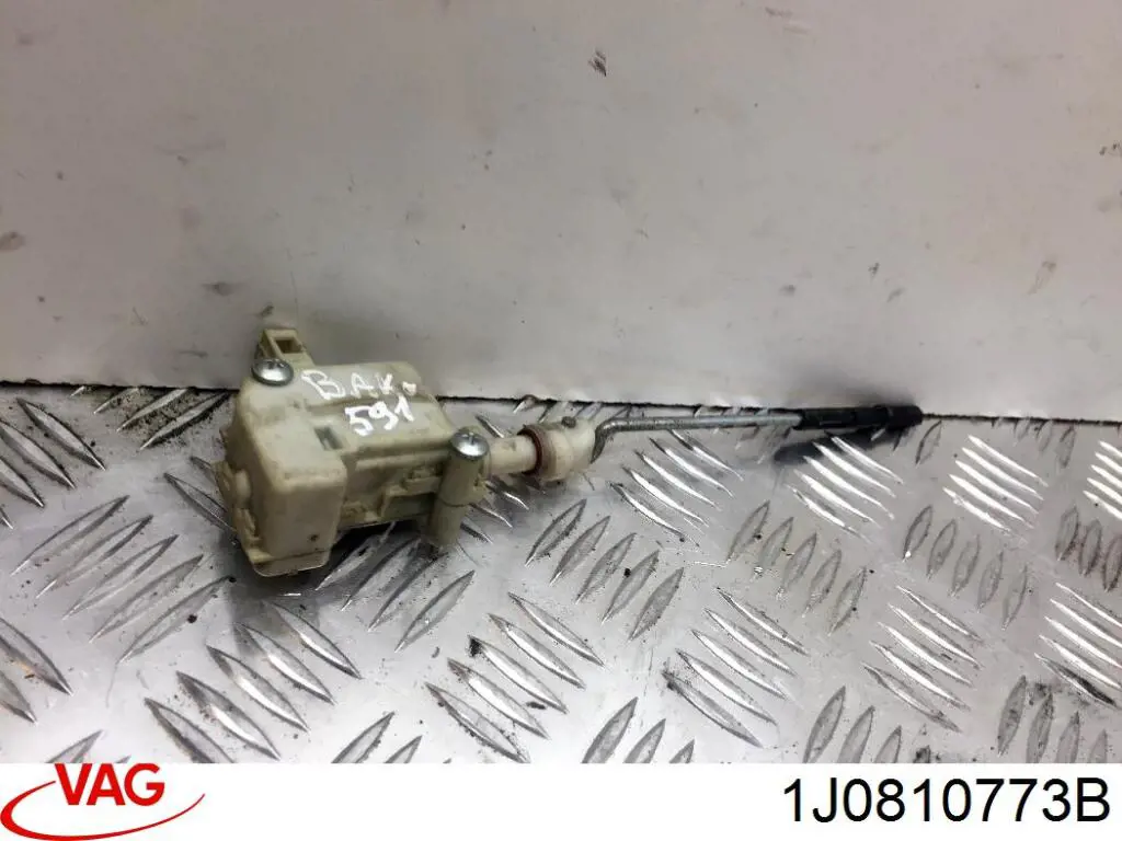 Замок відкривання лючка бензобаку 1J0810773B VAG