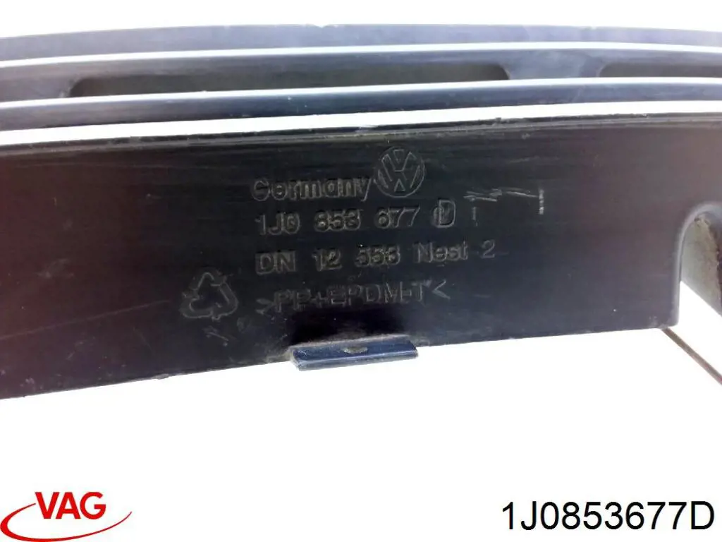 1J0853677D VAG решітка переднього бампера, центральна