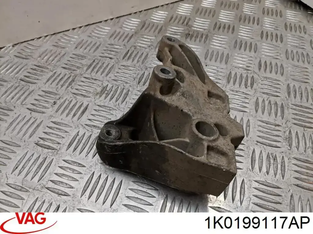 Кронштейн подушки (опори) двигуна, лівої 1K0199117AP VAG