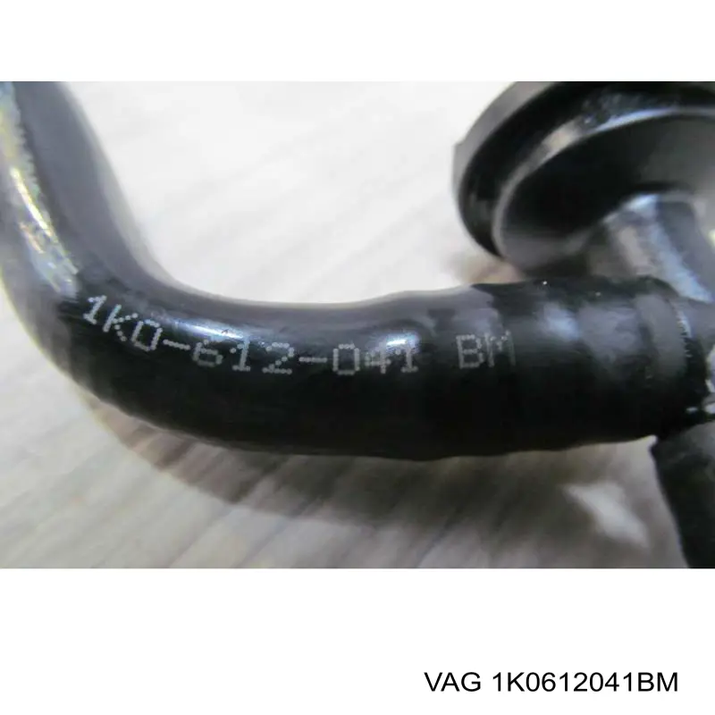 Шланг (патрубок) вакуумного насоса 1K0612041BM VAG