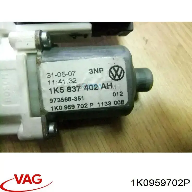 Двигун склопідіймача двері передньої, правої 1K0959702P VAG