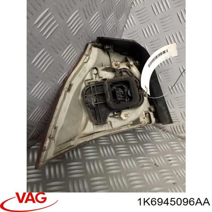 1K6945096AA VAG Фара задня права зовнішня