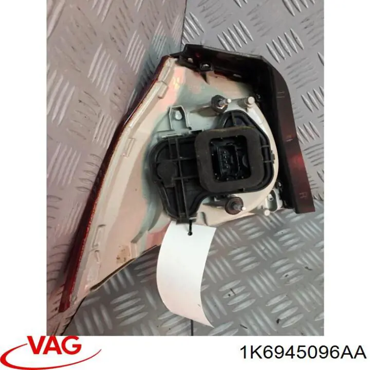 Ліхтар задній правий, зовнішній VAG 1K6945096AA ціна, від 33.33 USD