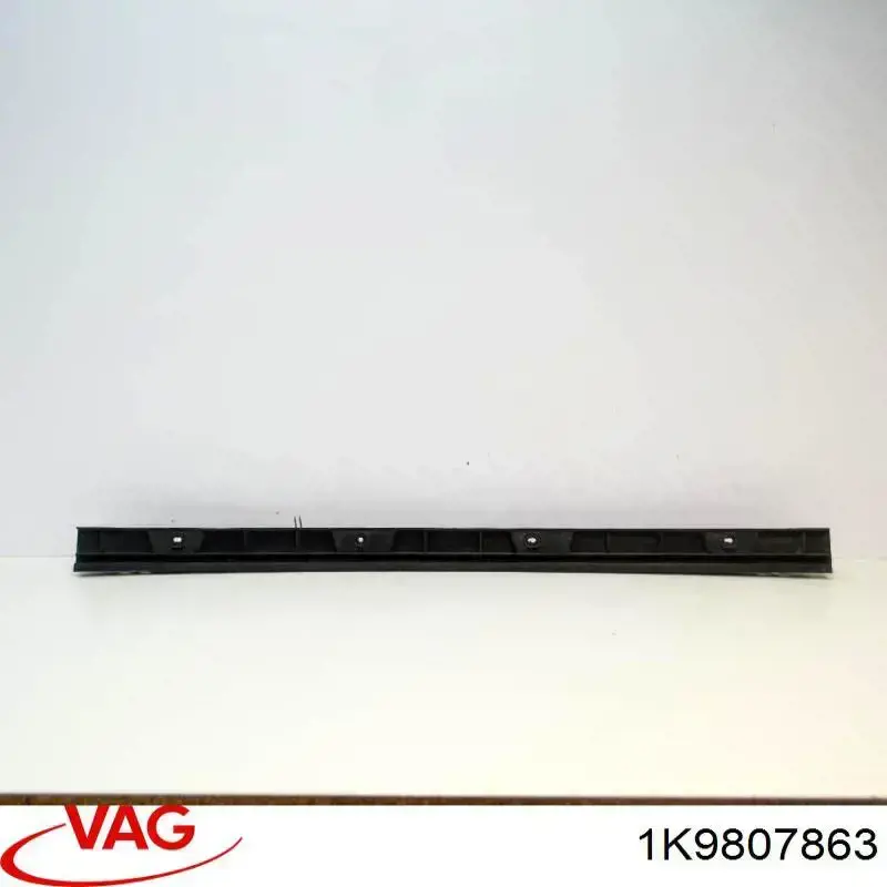 Купити 1K9807863 VAG Накладка бампера заднього, верхня захисна (сходинка-підніжка)