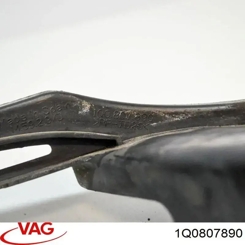 Кронштейн бампера переднього, правий 1Q0807890 VAG