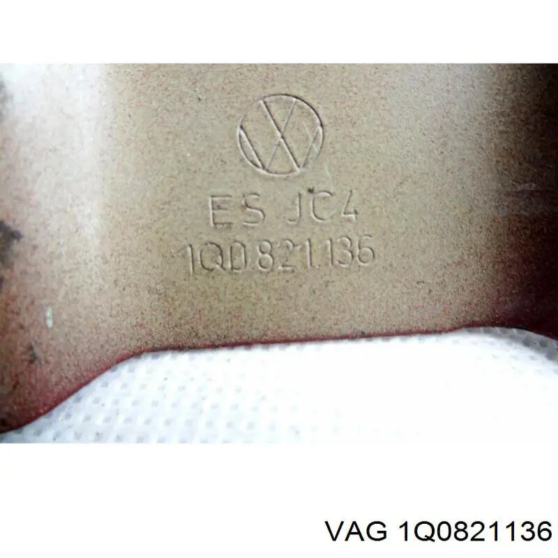 Кронштейн кріплення крила переднього правого, передній VAG 1Q0821136B