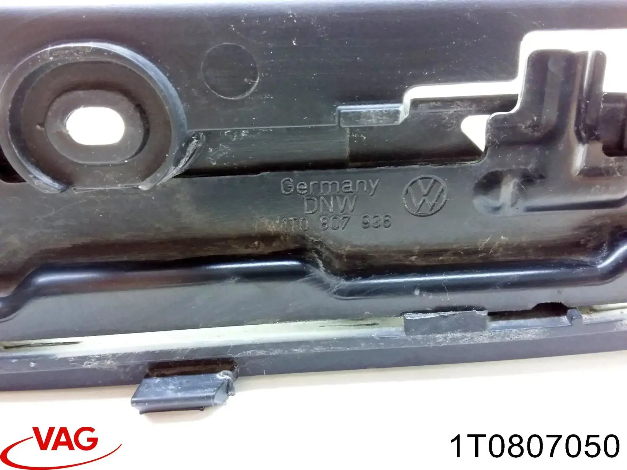 Кронштейн бампера переднього, зовнішній правий VAG 1T0807050 ціна, від 9.13 USD