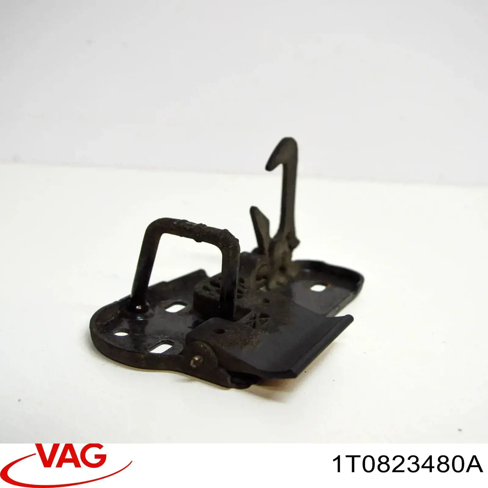 1T0823480A VAG Запор капота (замок і привід замка капота)
