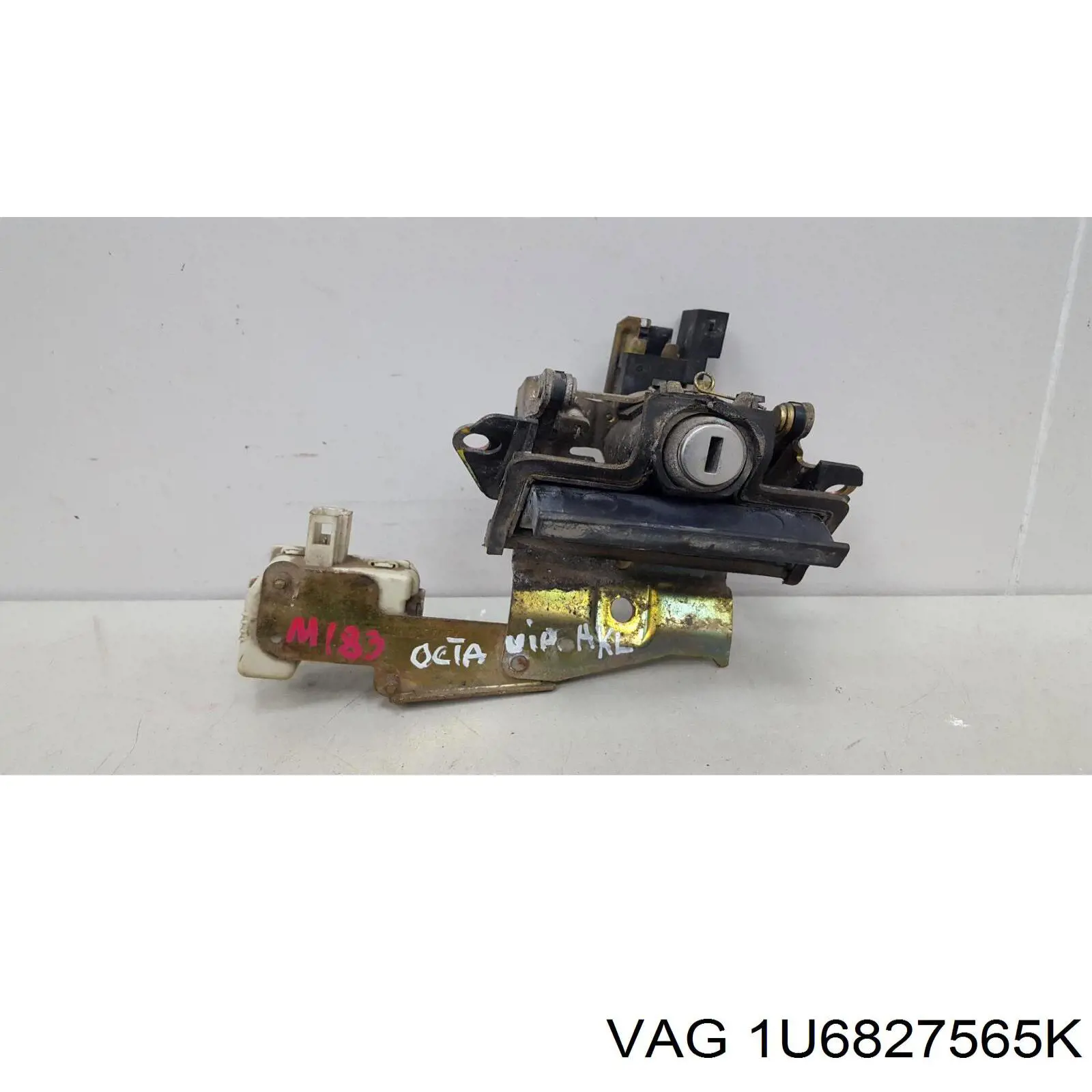 Ручка багажника VAG 1U6827565K ціна, від 10.44 USD