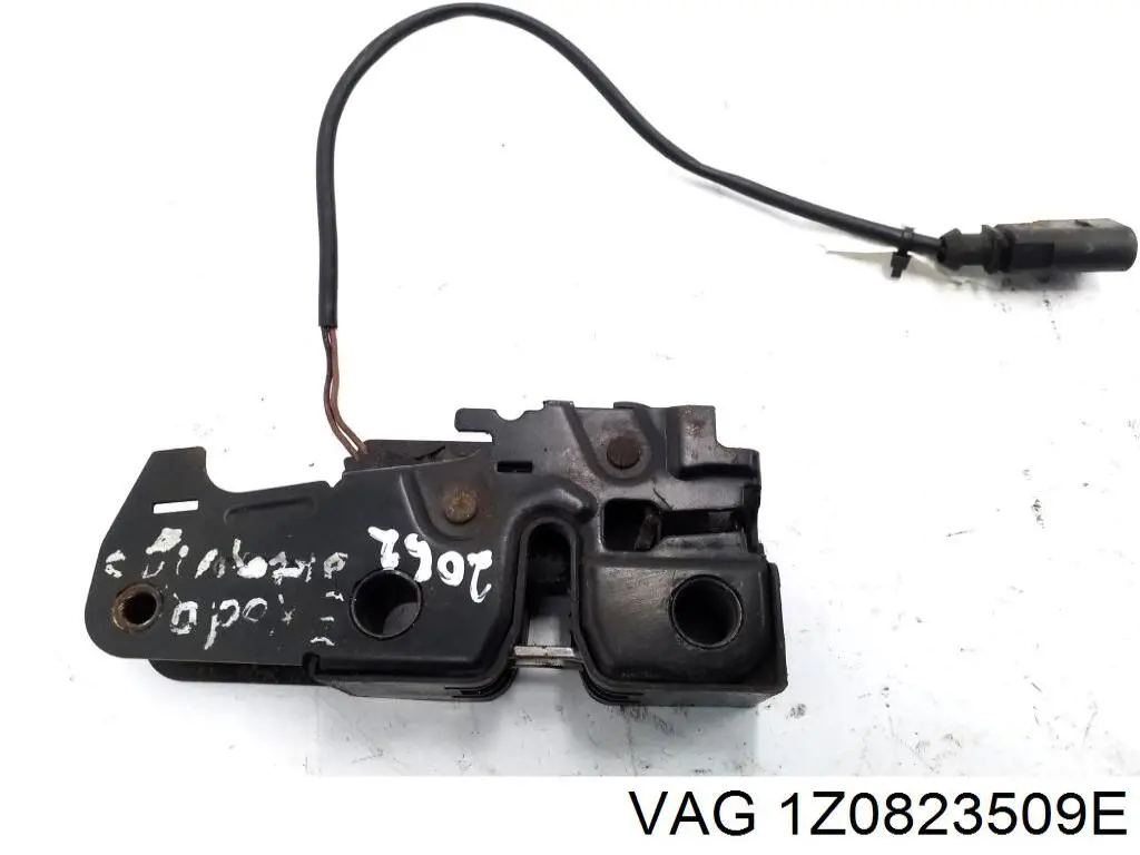 Замок кришки капота VAG 2H0823509B