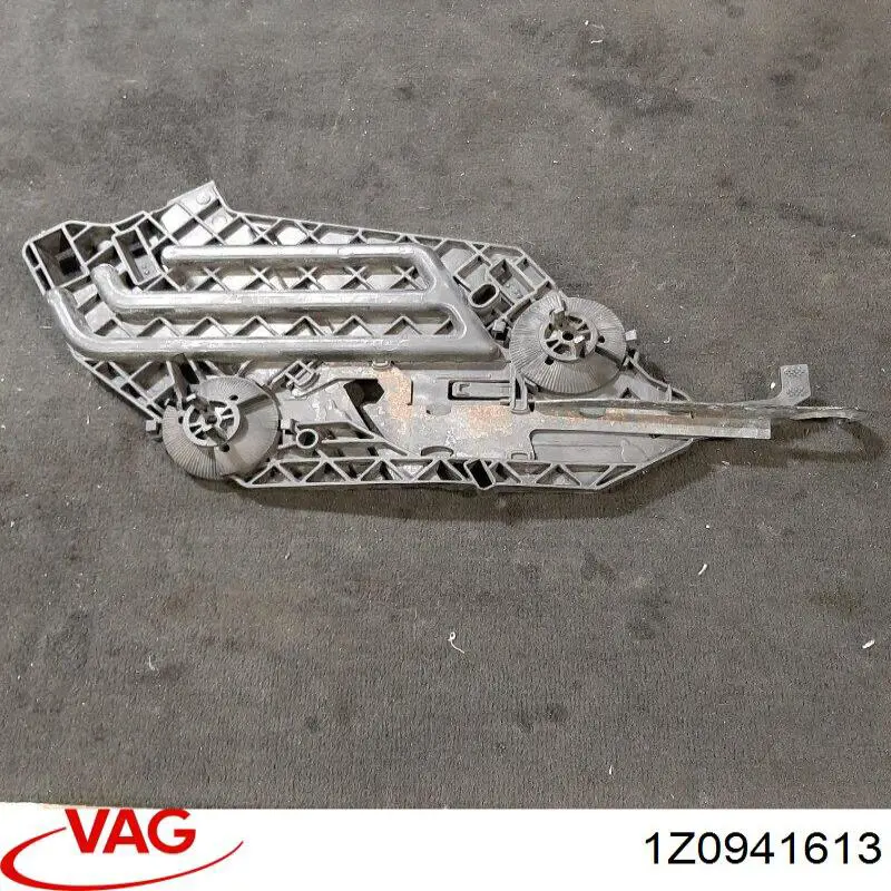 Кронштейн-адаптер кріплення фари передньої, лівої VAG 1Z0941613 ціна, від 18.42 USD