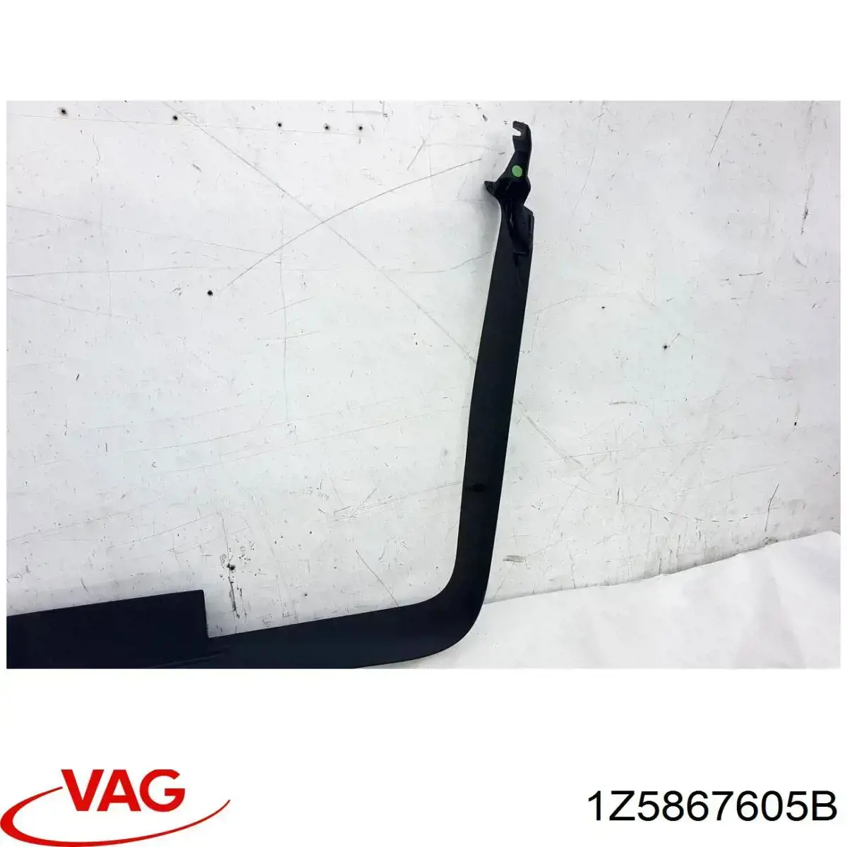 1Z5867605B VAG Облицювання багажника п'ятих дверей