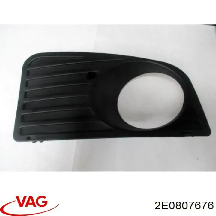 2E0807676 VAG заглушка/ решітка протитуманних фар бампера переднього, права