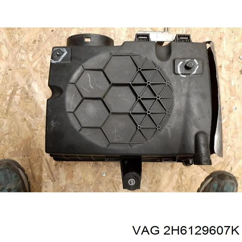 Корпус повітряного фільтра VAG 2H6129607K ціна, від 322.62 USD