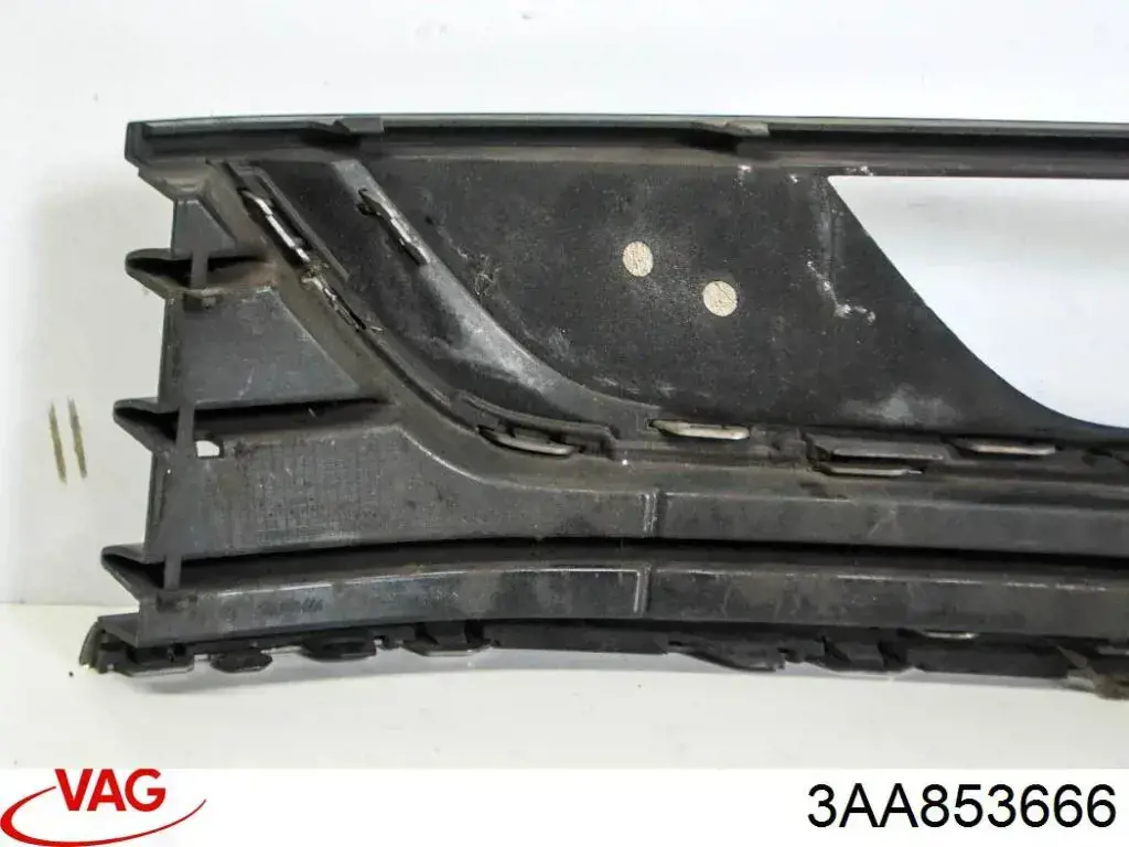 Заглушка/ решітка протитуманних фар бампера переднього, права Volkswagen Passat (B7, 365) (Фольцваген Пассат)