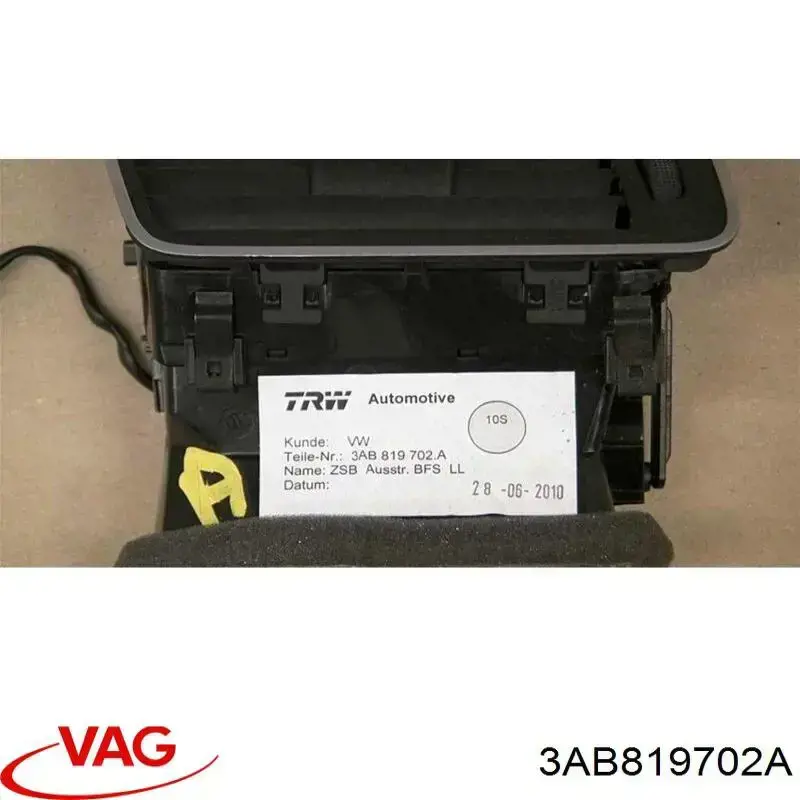 Решітка вентиляції салону на "торпедо" 3AB819702A VAG