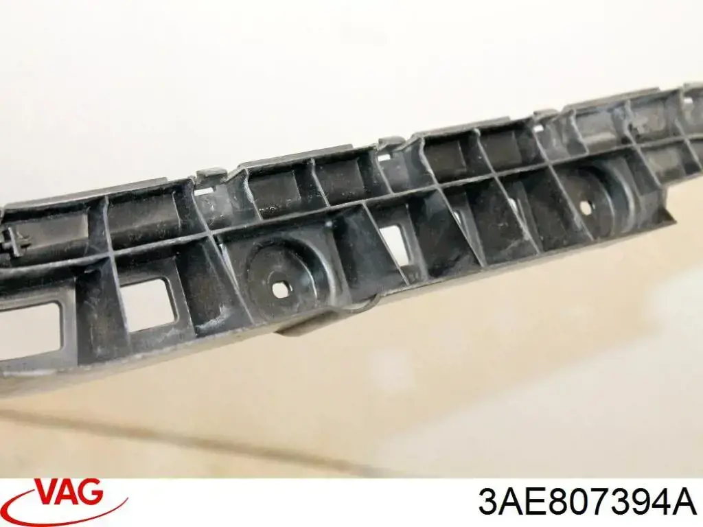 Кронштейн бампера заднього, правий 3AD807394 VAG